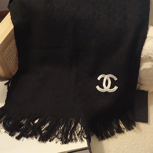 CHANEL GWP Knit Scarf with Logo - Picture 7 of 7